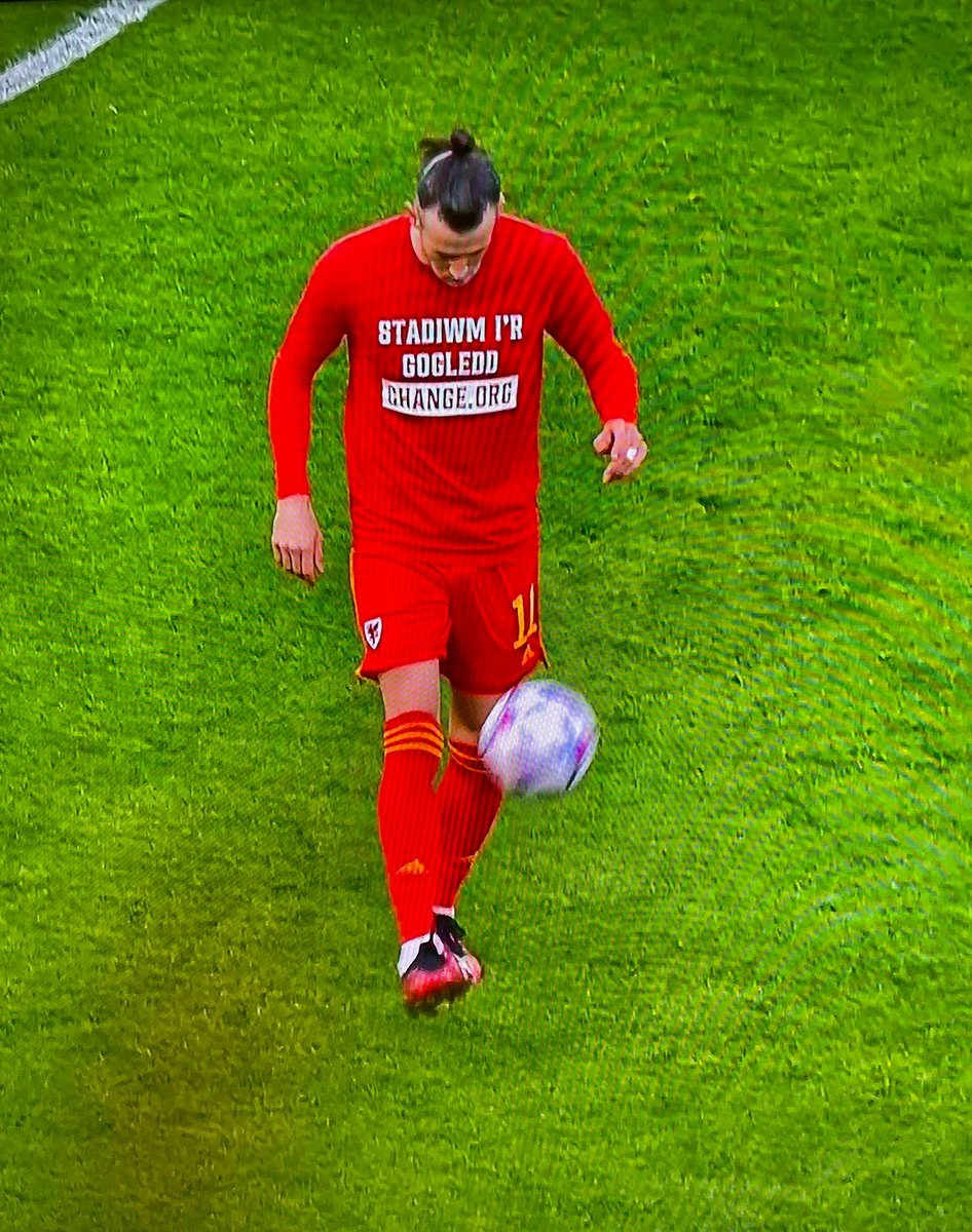 😍 <a href="/GarethBale11/">Gareth Bale</a> wearing an <a href="/StadiumNorth/">Stadiwm i’r Gogledd 🏟</a> T-shirt!👇🏻
The @cymru team want it please sign to show your support for an international stadium in North Wales
change.org/StadiumNorth