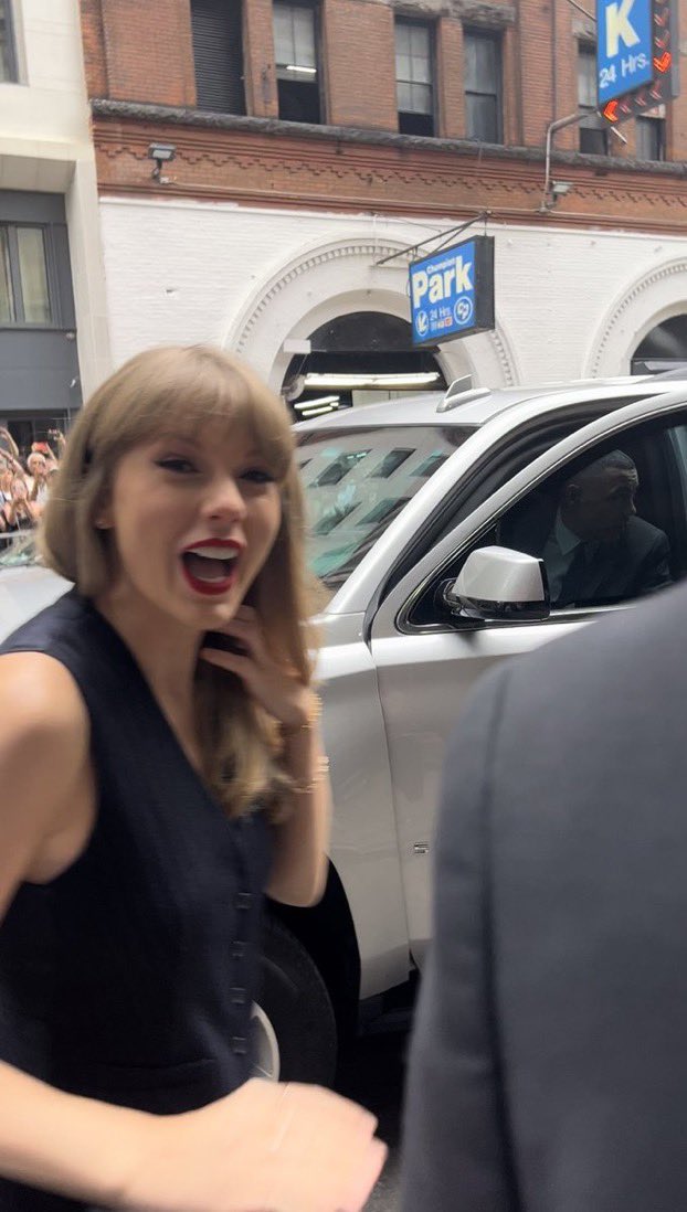 PopBase's tweet image. Taylor Swift at the Tribeca Film Festival.