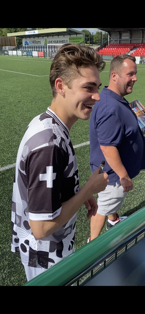 PatsySnelling's tweet image. ONCE AGAIN AHHH ! Feeling so lucky that I got to meet Hero again today😭 &amp;amp; watch the amazing match to raise money for great ormand street ❤️⚽️🤩✨