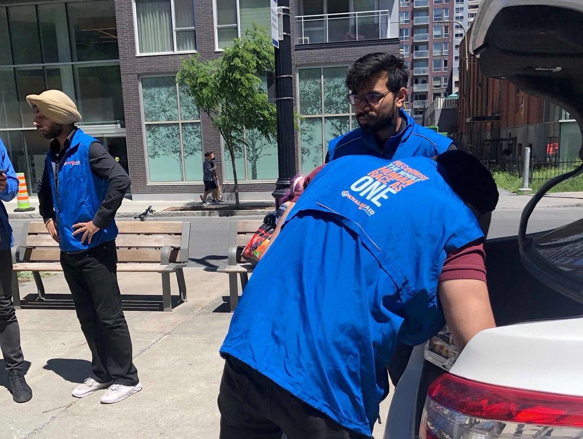 khalsaaidca's tweet photo. L'équipe de #Montréal a préparé et distribué des sacs de collations aux gens du Square Cabot et de diverses stations de métro. Ce seva est en cours depuis septembre 2020 grâce à tous nos bénévoles dévoués.
#khalsaaid #cavabienaller #quebec #cabotsquare https://t.co/UkDePISLRB