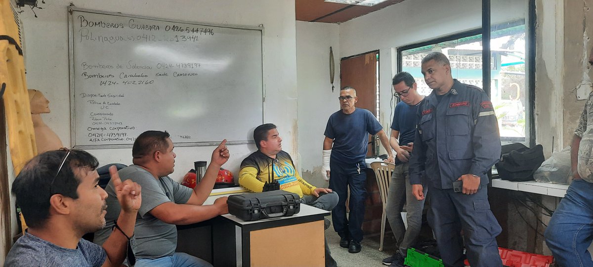 ucdesco's tweet image. Sira92, RadioClub Valencia y Link Nacional brindan apoyo a los @bomberuc para recuperar la operatividad y conectividad de los radios y antenas. Estuvieron presentes el Ing. Bill Torres de @dimetel la Prof. Melissa Matos de @ucdesco, el Tnte. Ricardo Pinto y el Cte. José Guillen