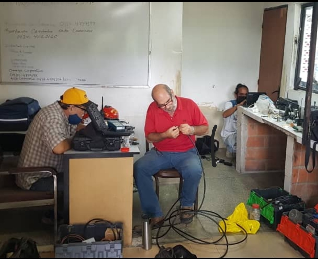 ucdesco's tweet image. Sira92, RadioClub Valencia y Link Nacional brindan apoyo a los @bomberuc para recuperar la operatividad y conectividad de los radios y antenas. Estuvieron presentes el Ing. Bill Torres de @dimetel la Prof. Melissa Matos de @ucdesco, el Tnte. Ricardo Pinto y el Cte. José Guillen