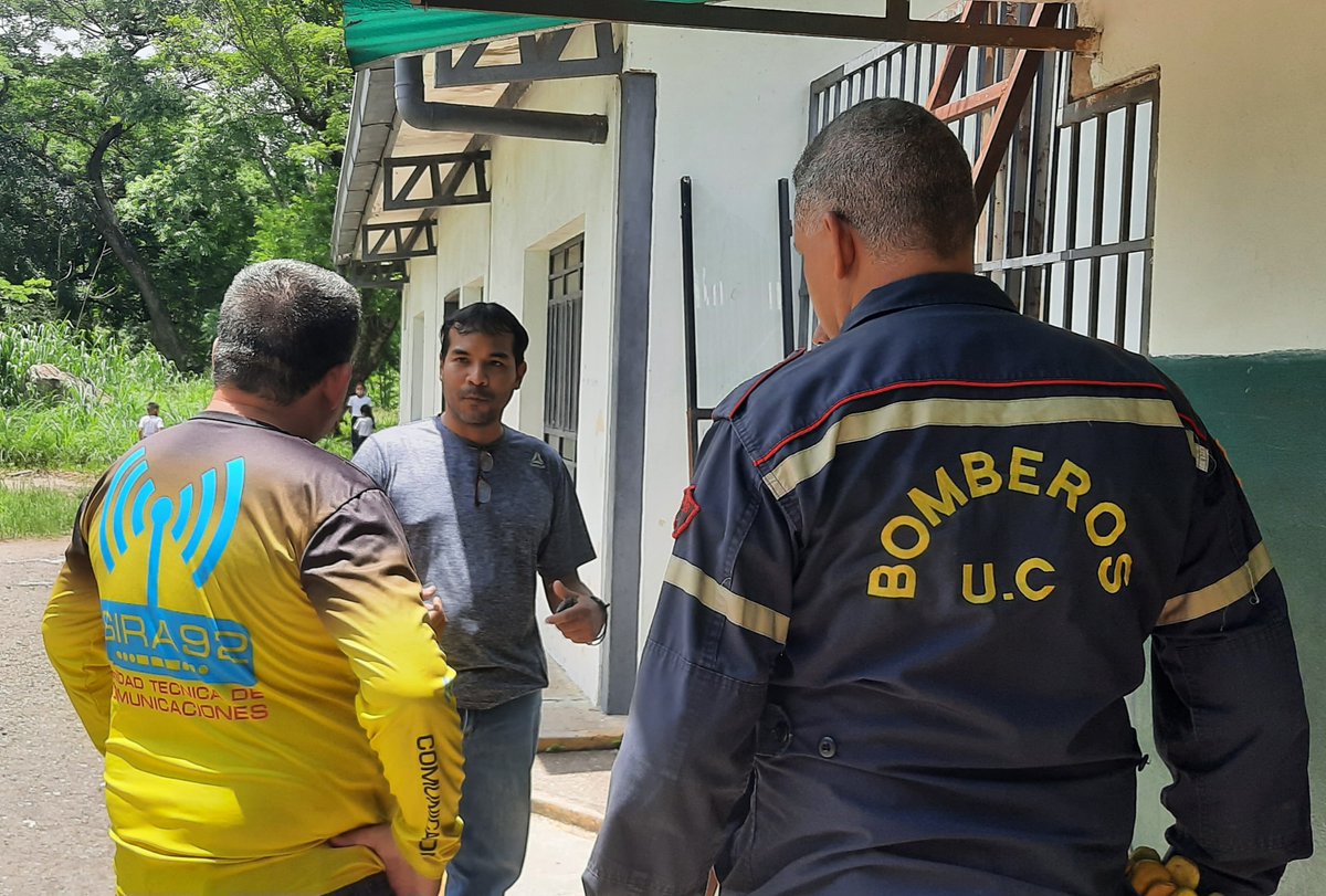 ucdesco's tweet image. Sira92, RadioClub Valencia y Link Nacional brindan apoyo a los @bomberuc para recuperar la operatividad y conectividad de los radios y antenas. Estuvieron presentes el Ing. Bill Torres de @dimetel la Prof. Melissa Matos de @ucdesco, el Tnte. Ricardo Pinto y el Cte. José Guillen