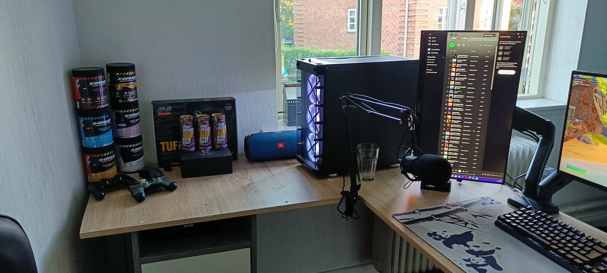 MonnerFN's tweet image. Hva synes folk om setupet? (Får skærmarm til min 3rd monitor)