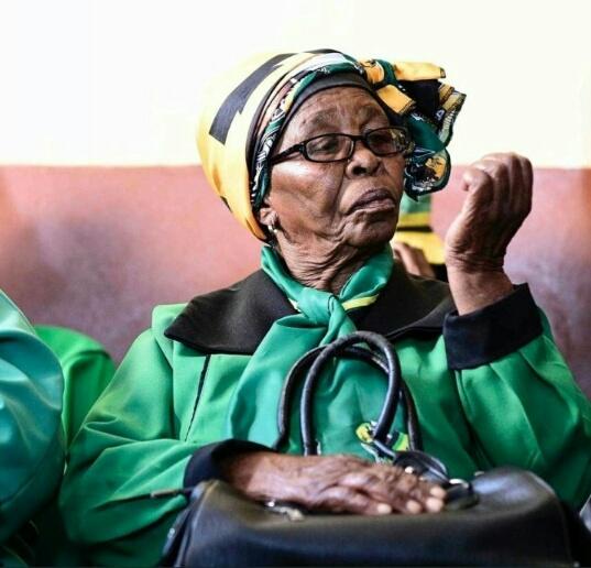 DustSamuel's tweet image. #ukungenwa I thought you a said us as Zulus don't wanna learn other languages