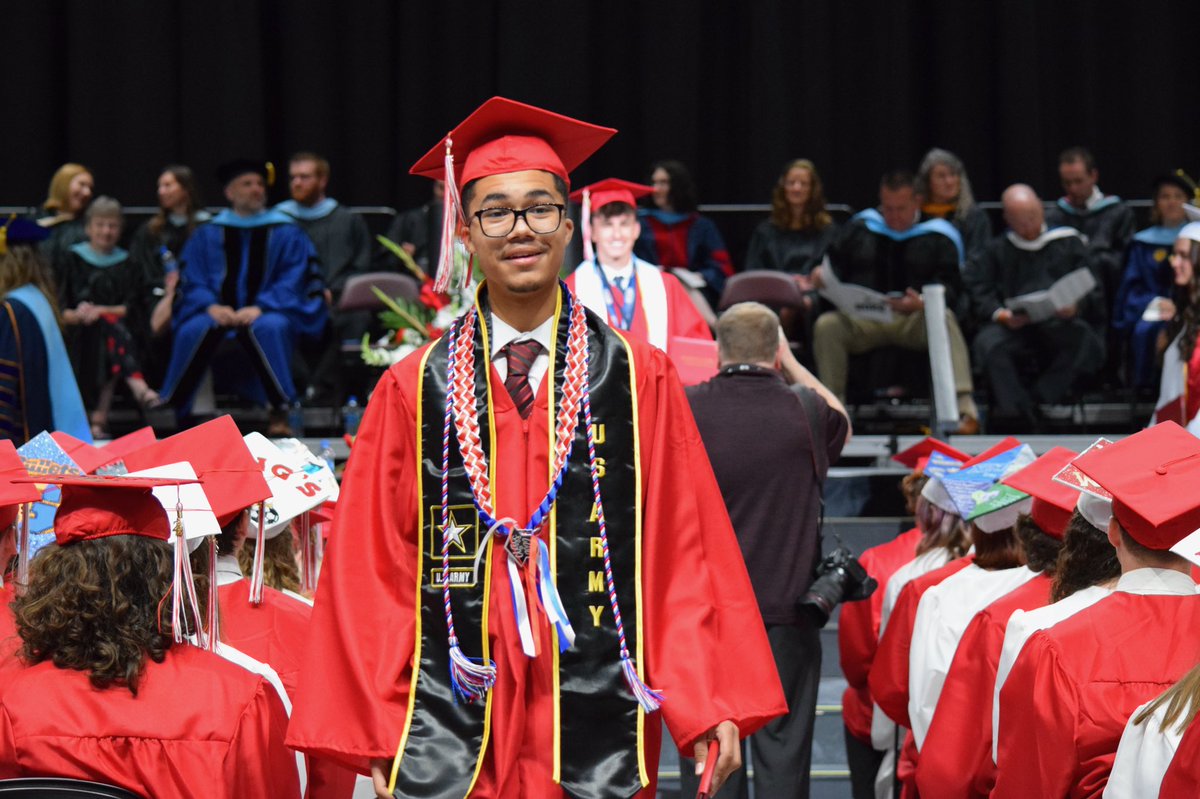 CVSDnews's tweet photo. 🎉 Please help us congratulate our newest @FlyCVEagles alum! We’re #CVproud of you, Class of 2022! Full photo album: https://t.co/0Yax4aCAu9 https://t.co/OE0PfdZwos