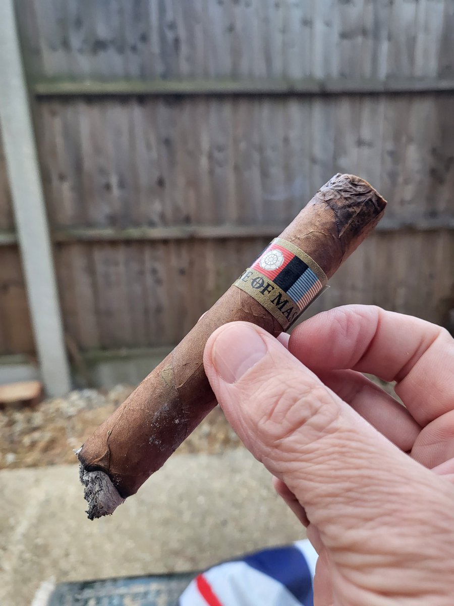 <a href="/sim_mclarke/">Simon M-Clarke</a> <a href="/Cgarsltd/">Mitchell Orchant</a> Centre Of Mass from <a href="/CombatCigars/">Combat Cigars</a> for me.