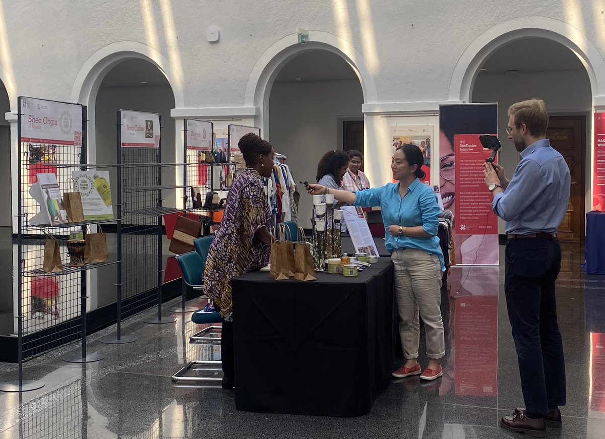 edisonyzy's tweet image. And that's a wrap (for today)! 

If you're a delegate at #MC12, don't forget to stop by the booths of our four women entrepreneurs to check out:

Shea butter products  🇳🇬 
Arabica coffee  🇷🇼 
Wicker accessories  🇮🇩 
Handwoven textiles  🇮🇳 

See you tomorrow for Day 1 👋🏻