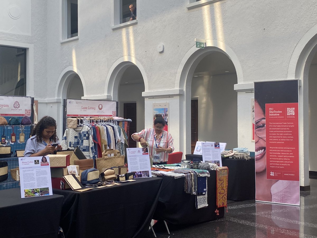 edisonyzy's tweet image. And that's a wrap (for today)! 

If you're a delegate at #MC12, don't forget to stop by the booths of our four women entrepreneurs to check out:

Shea butter products  🇳🇬 
Arabica coffee  🇷🇼 
Wicker accessories  🇮🇩 
Handwoven textiles  🇮🇳 

See you tomorrow for Day 1 👋🏻