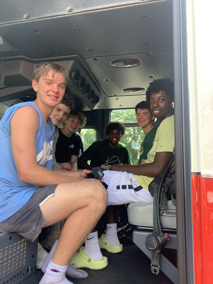 Alma_boysbball's tweet photo. Our guys showing up today for Alma’s Family Fun Day. Great day to be around our community and give back!! 💪🏾 https://t.co/i9u76y5saj