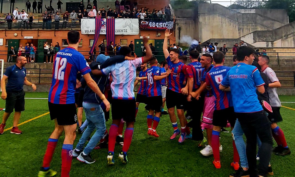 CanteraDeportiv's tweet photo. El @ETXEBARRISD B vence por 3-2 al #Salesianos y consigue ascender a Primera Regional. Enorme temporada para este club que ha vivido dos ascensos esta campaña con la de su primer equipo a la Preferente.  Zorionak.  Este martes publicamos el reportaje con fotos de la celebración. https://t.co/ppervQedsk