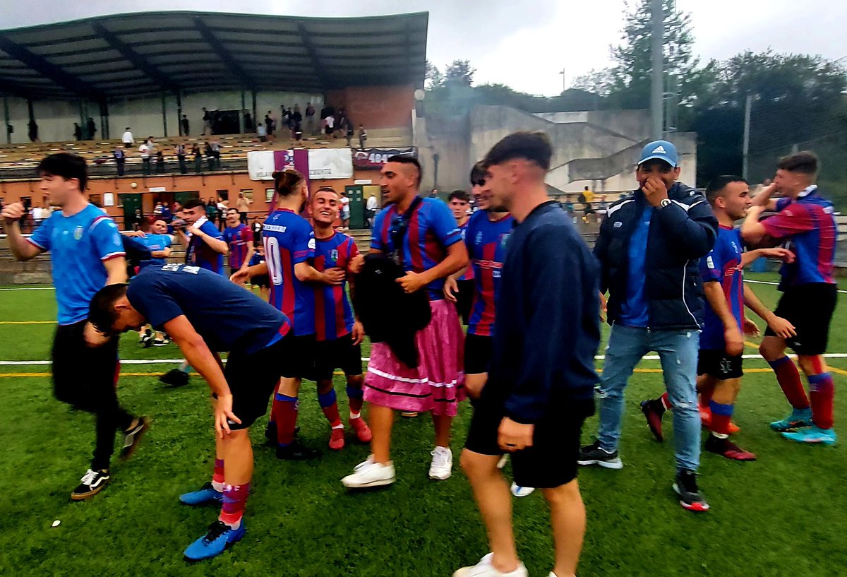 CanteraDeportiv's tweet photo. El @ETXEBARRISD B vence por 3-2 al #Salesianos y consigue ascender a Primera Regional. Enorme temporada para este club que ha vivido dos ascensos esta campaña con la de su primer equipo a la Preferente.  Zorionak.  Este martes publicamos el reportaje con fotos de la celebración. https://t.co/ppervQedsk