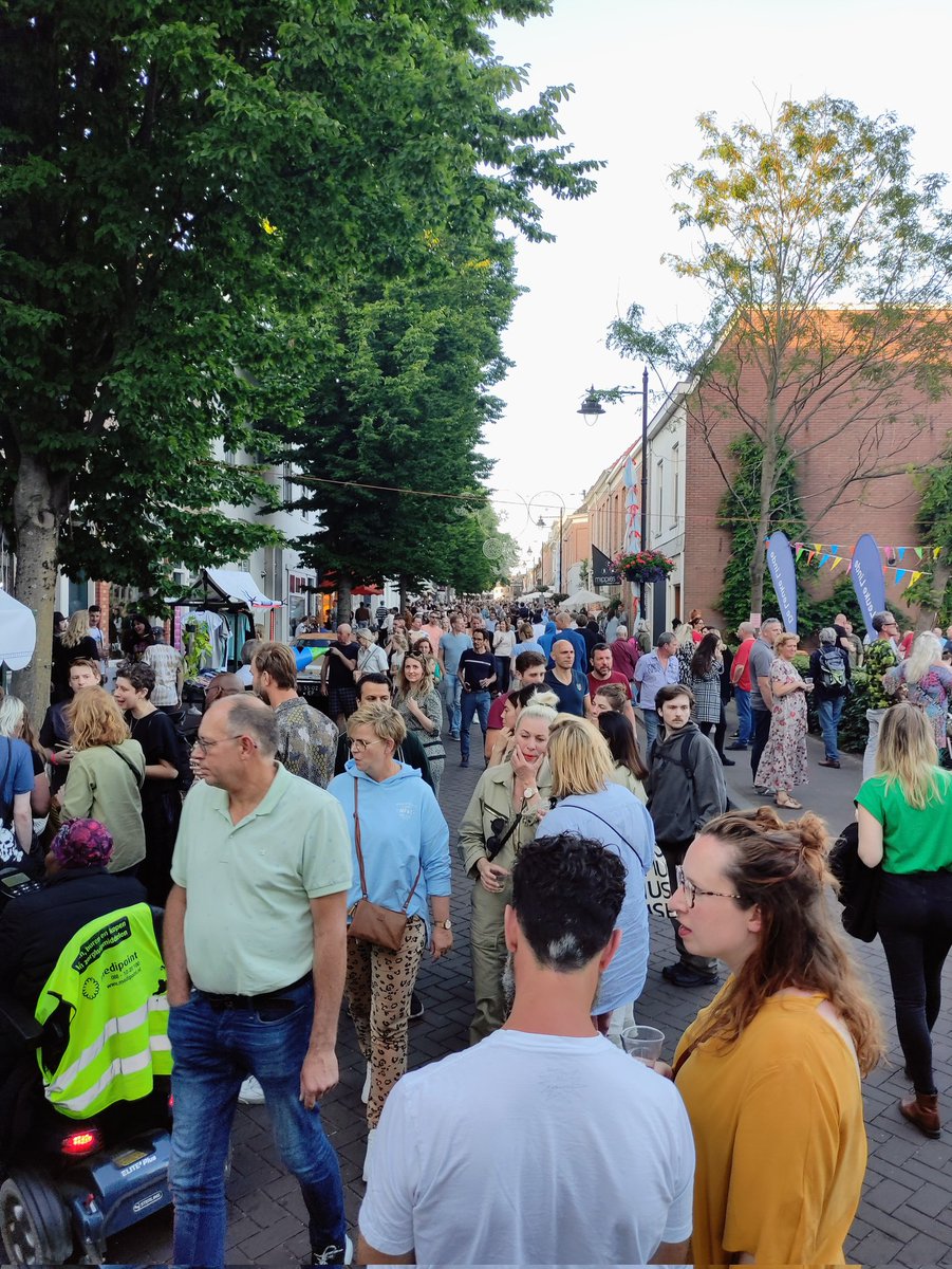 NielsSpring's tweet image. Over de hoofden lopen bij de #NachtvandeMode in Klarendal.
Super-, supergezellig!