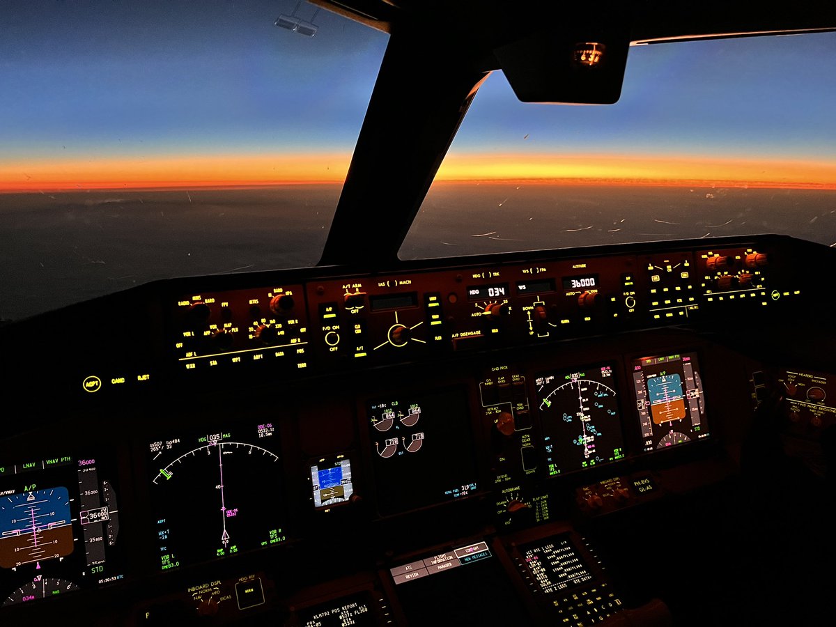 Jeroen_Schot's tweet photo. This morning on our way back to Europe.  #sunrise #B773 #frombrazil https://t.co/oeKePMO6gz