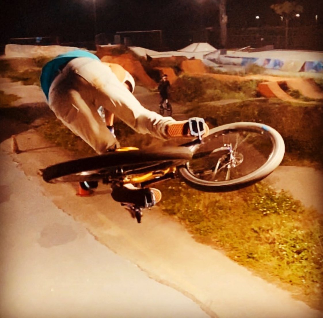 sebikes's tweet photo. Did you know that @zachlewis could do more than backflips!? YUP! He sure can! Take this rad flatty on his #djripper for example. Flatter than a pancake!🥞 #dirtjumper #dirtjumpmtb #mountainbike #sebikes https://t.co/LE6qt0AWoH
