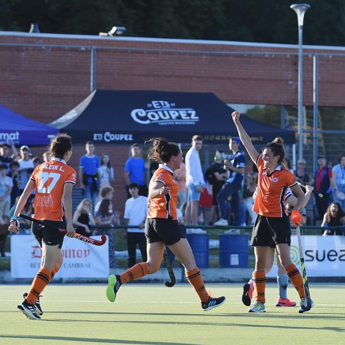 FF_Hockey's tweet photo. Les joueuses de l’Iris Hockey Lambersart  sacrées championnes de France d’Elite Dames 🏆 

Victoire 3-0 !

📸 Cédric Martin https://t.co/ok08NN5YhJ