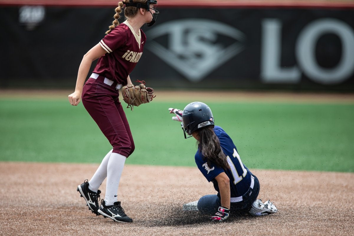 VincentDJohnson's tweet photo. Stealing the title!
Lemont's Maya Hollendoner, bunts, hustles out a hit, before stealing second, then third and home on a throwing error, to beat St. Ignatius 1-0 for the 
@IHSAState 3A #softball championship. @TBaranek's story &amp; more pics @SouthtownSports.   @Lemont_Softball https://t.co/TY3VXE7Qe3