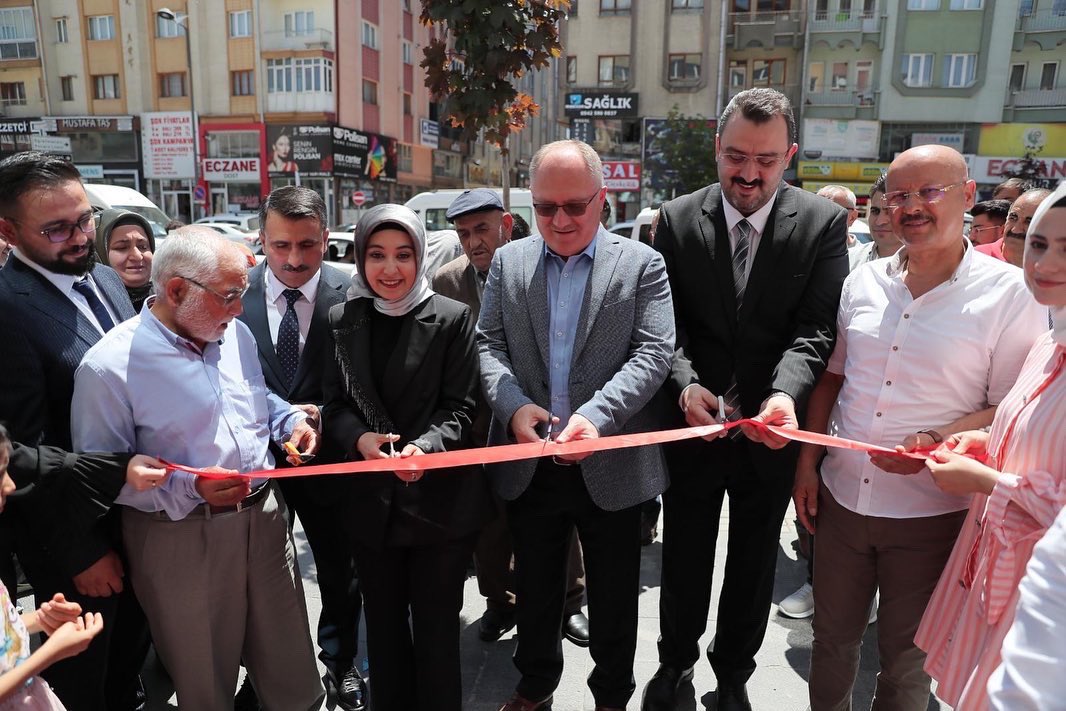ince_serdar's tweet photo. Sivas ta katma değer katan iş insanlarımızdan Ramazan Dama beyin kıymetli gelinleri Diş Hekimi Feyza Dama  Hanımefendinin muayenehanesinin açılışına katıldık.
Şehrimize hayırlı hizmetler vermeleri dileklerimle hayırlı olsun dileklerimi iletiyorum @devapartisi @alibabacan https://t.co/9YobWDD9UW