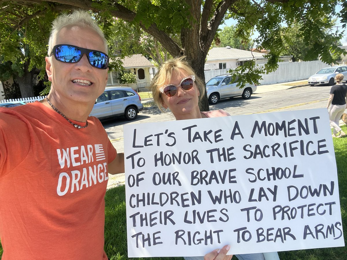 PatrickFabian's tweet photo. #MarchForOurLives 
#Burbank
#CommonSenseGunLaws 
@AMarch4OurLives ☮️ https://t.co/qWAnVol9de