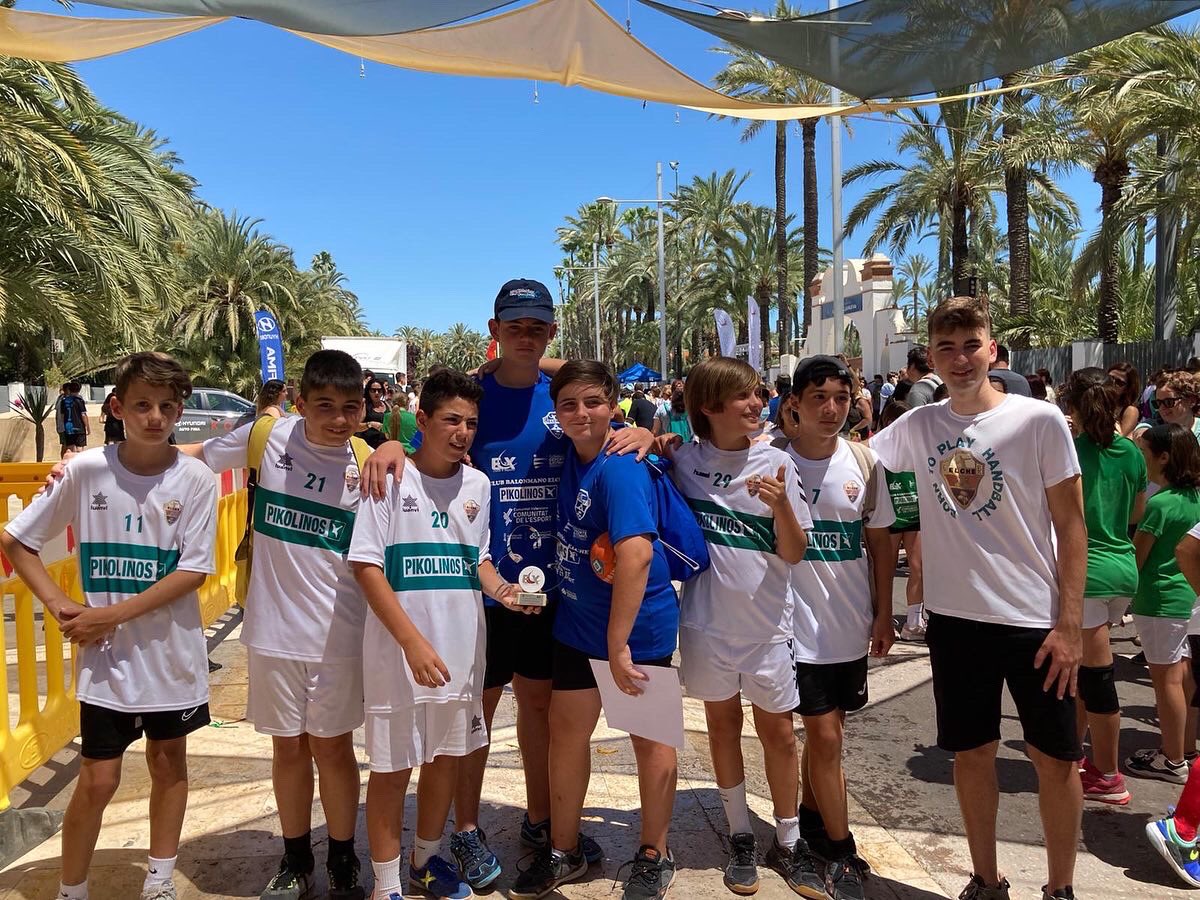 EscuelaCbmelche's tweet photo. Aunque este no es nuestro objetivo, asi han sido los resultados del @cbm_elche en los Juegos Escolares
BENJAMÍN MIXTO- 🥉
ALEVÍN MIXTO-🥈
ALEVÍN FEMENINO-🥇
¡Enhorabuena a todos los equipos participantes! 
!Seguimos entrenando! 🤩🤾🏻‍♂️🤾🏽‍♀️
#balonmano #escuela #elche #comunitatdesport https://t.co/CXBwi7m1Gs