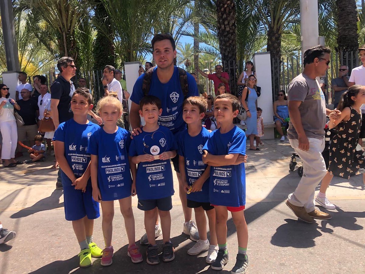 EscuelaCbmelche's tweet photo. Aunque este no es nuestro objetivo, asi han sido los resultados del @cbm_elche en los Juegos Escolares
BENJAMÍN MIXTO- 🥉
ALEVÍN MIXTO-🥈
ALEVÍN FEMENINO-🥇
¡Enhorabuena a todos los equipos participantes! 
!Seguimos entrenando! 🤩🤾🏻‍♂️🤾🏽‍♀️
#balonmano #escuela #elche #comunitatdesport https://t.co/CXBwi7m1Gs