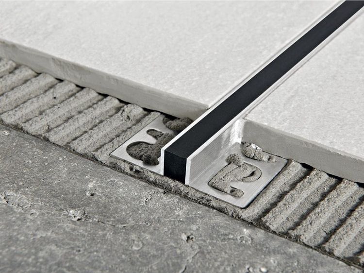 اذا ترغب في تنفيذ الزجاج الحاجز لمنطقة الاستحمام بدون إظهار الحواف المعدنية لابد التأسيس أثناء تركيب بلاط الارضيات والجدران وكذلك التأسيس في الجبسمبورد. البروفايل المعدني متوفر في محلات البلاط.