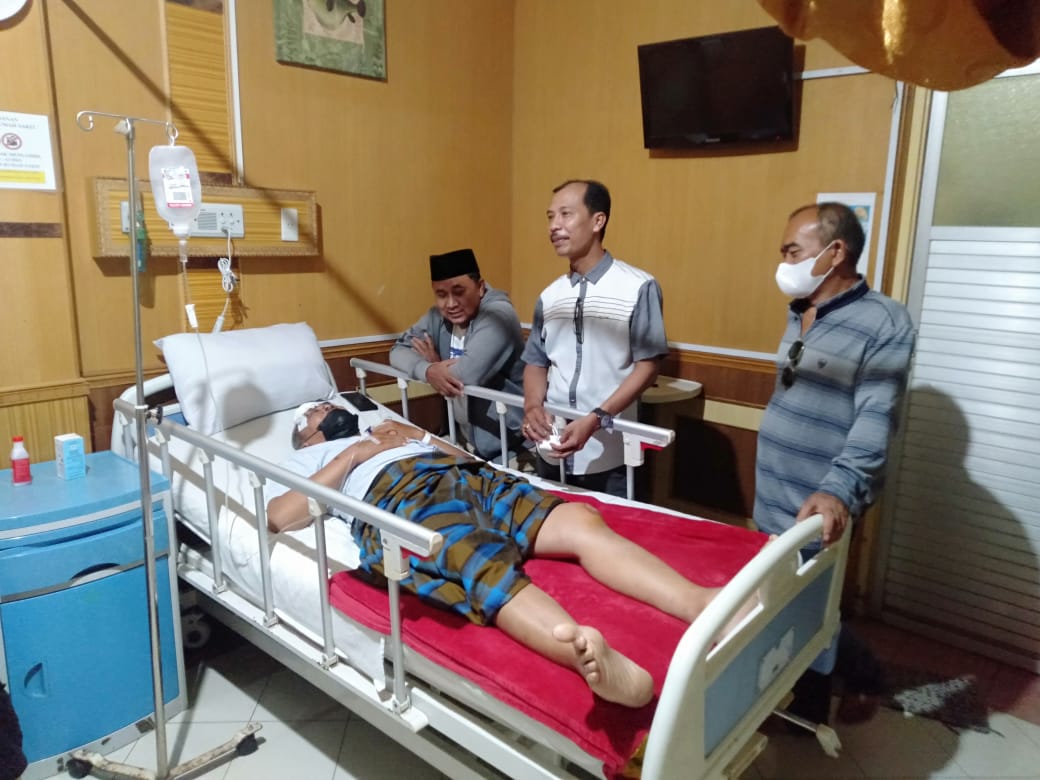 MjsSipayung's tweet photo. Menjenguk Sahabat yg juga senior ku. Bapak Paidjo. Tokoh Asahan yg mendapat kecelakaan lalulintas. Smg lekas sembuh dan sehat. https://t.co/vuP8X6womv