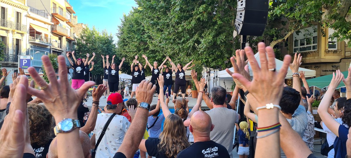 FundacioMaresme's tweet photo. Tarda especial, la viscuda avui a la 8a Mostra d'Entitats de #Mataró!
Hem presentat la coreografia del #JoSocComTu2022 feta per #DansInVitro amb un públic molt entregat👏
Ja la teniu disponible a Youtube
👉 https://t.co/CDQkwDqaQX
Ballem-la, gaudim-la i fem-la córrer 📲 https://t.co/SN290mSvbH
