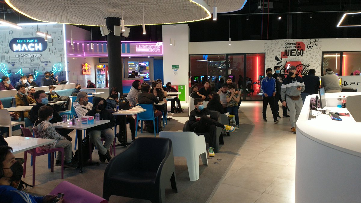 ETCMcflyChile's tweet photo. Mucha gente en la #ViewParty de #VCT @VALORANTLATAM en @MovistarGC #MallPlazaVespucio junto a @movistaroptix y luego @KRUesports https://t.co/u1yKq1cdRZ