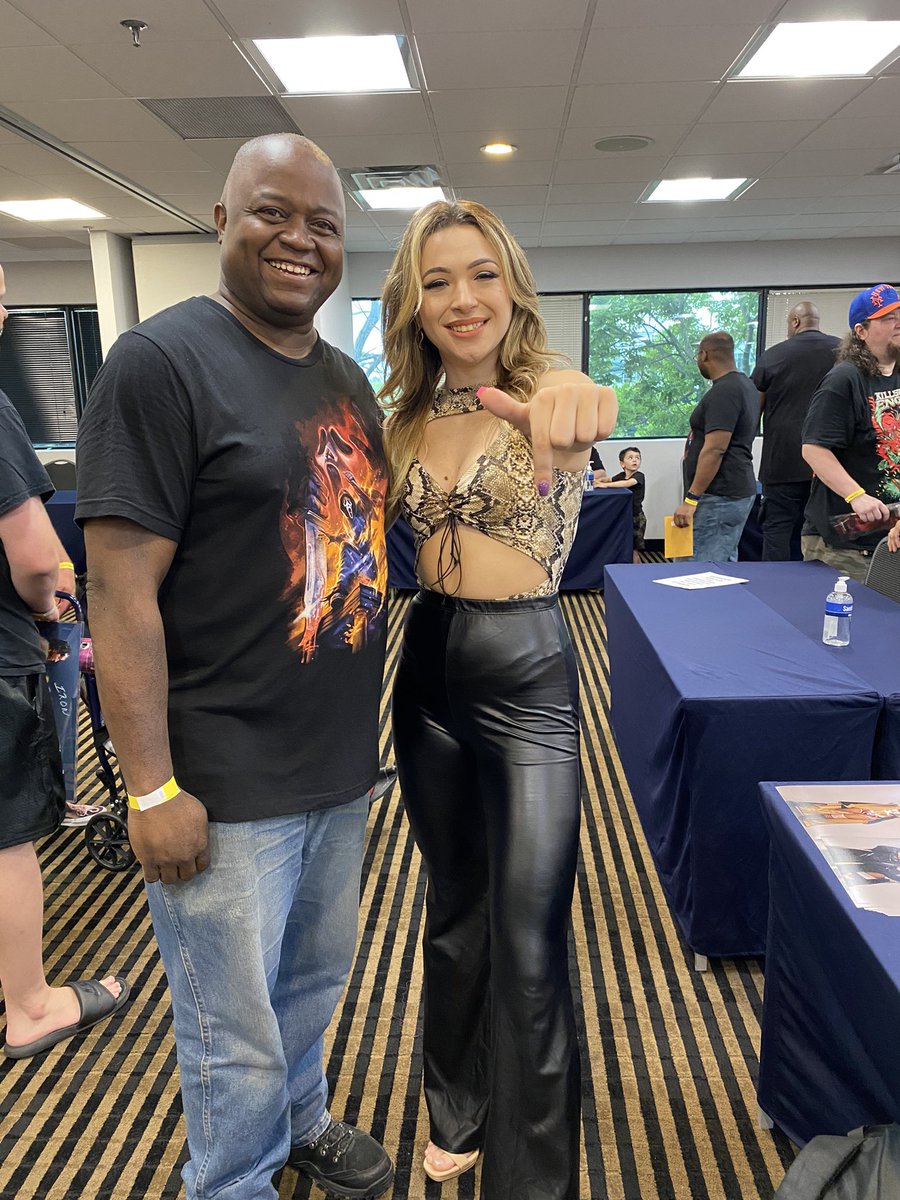 IAmCam8404's tweet photo. #HouseRose represented very well at #LegendsOfTheRing &amp; I wasn’t going to pass up on the opportunity to meet its divine ruler @ItsRaychellRose. 👑 
She may see us as the ground she walks on but I see a badass woman destined for stardom.

Thank you, My Queen. ❤️#BendTheKnee https://t.co/lEGm8pPvG9