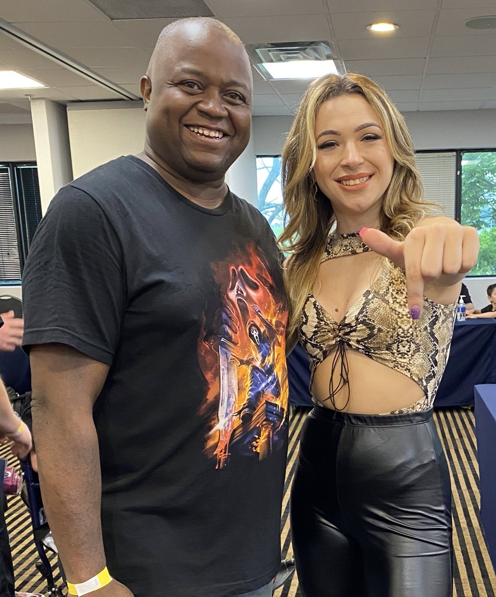 IAmCam8404's tweet photo. #HouseRose represented very well at #LegendsOfTheRing &amp; I wasn’t going to pass up on the opportunity to meet its divine ruler @ItsRaychellRose. 👑 
She may see us as the ground she walks on but I see a badass woman destined for stardom.

Thank you, My Queen. ❤️#BendTheKnee https://t.co/lEGm8pPvG9