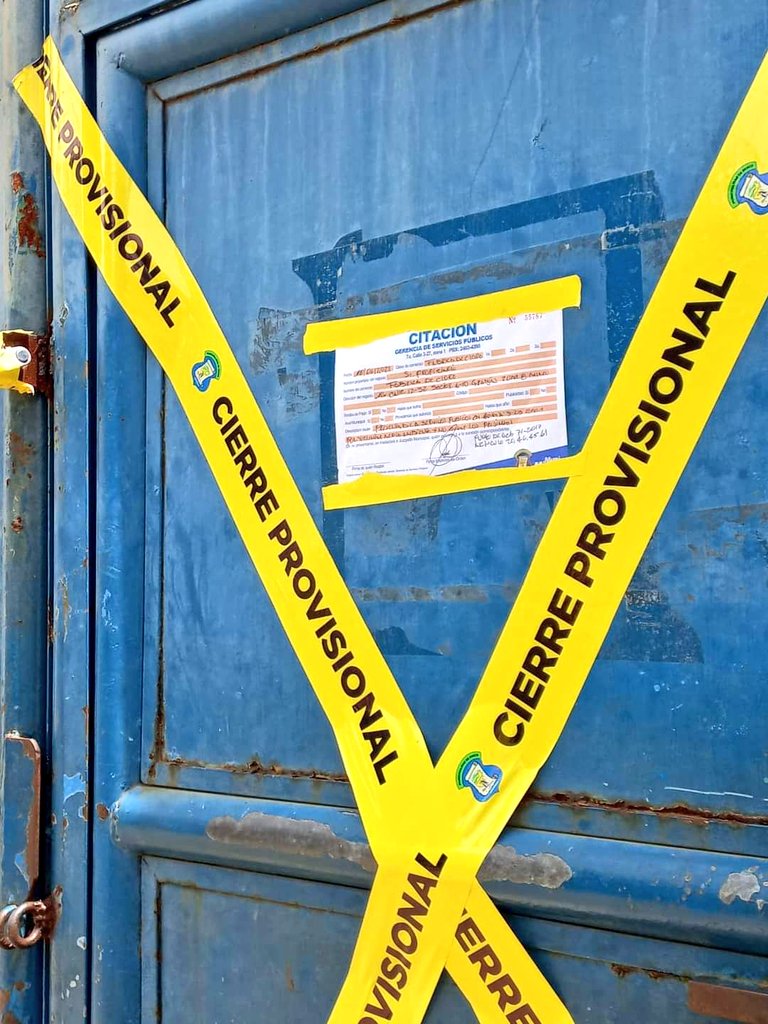 vichoguate's tweet photo. AHORA:
Cierran fábrica de cloro y citan a representantes de la empresa, luego que anoche vecinos de Ciudad San Cristóbal, Mixco, alertaron sobre gases en el ambiente. https://t.co/8wgk1eDqBl
