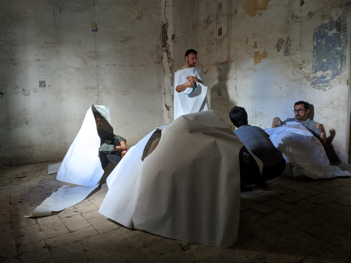 LabeurU's tweet photo. Los e-migrantes urbanos que se quedaron en taller también crearon...
🥰🥰🥰

Su trabajo colectivo respondía al grupo en e-migración EN DIRECTO I ‼️‼️‼️

Experimentación e improvisación para crear y comunicar.
👏👏👏👏👏👏

Gracias a Ana Quesada por la fotografía https://t.co/v9OWsrBN2X