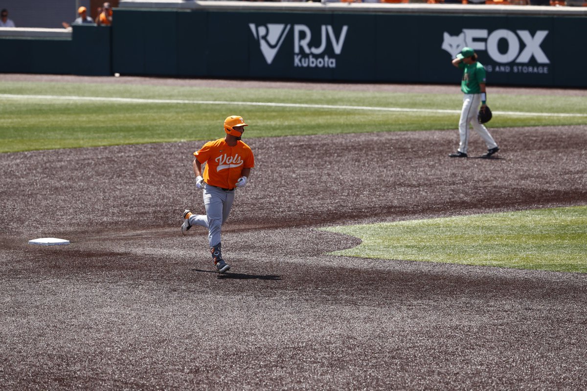 Vol_Baseball's tweet image. 2 HOMERS IN ONE INNING FOR LUC!!!!!

He sends a three run shot to left center and he ties Evan for the program record in career homers!

#GBO // #OTH // #BeatND