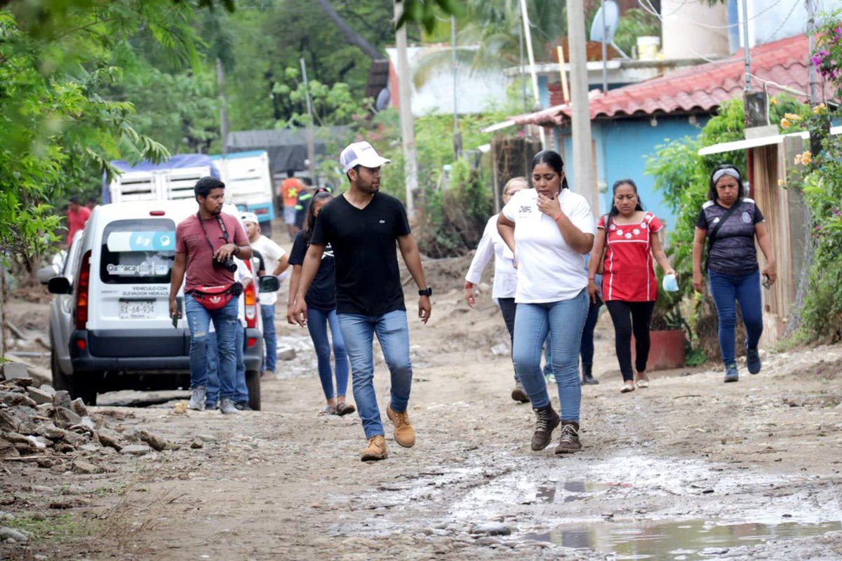 German_Espinosa's tweet photo. La Sra. @IvetteMurat y autoridades del @DIF_Oaxaca, visitaron el municipio de Barra de Copalita, en la región de la Costa. Se avanza en la limpieza de calles y casas, remoción de escombros y entrega de apoyos.
#VaPorOaxaca https://t.co/ymZziIWaTU