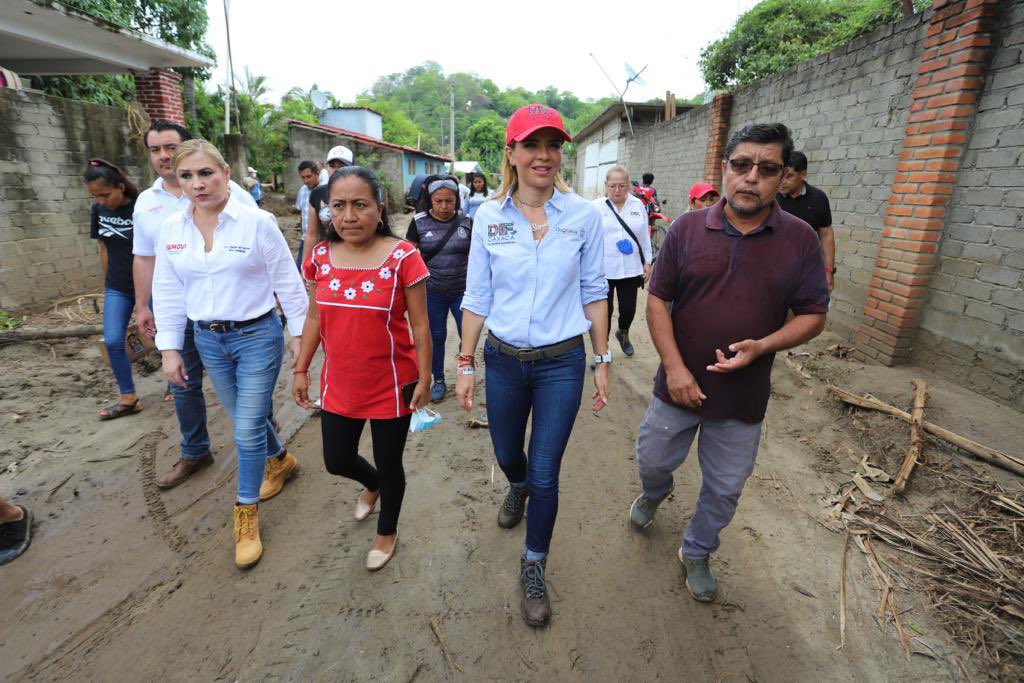 German_Espinosa's tweet photo. La Sra. @IvetteMurat y autoridades del @DIF_Oaxaca, visitaron el municipio de Barra de Copalita, en la región de la Costa. Se avanza en la limpieza de calles y casas, remoción de escombros y entrega de apoyos.
#VaPorOaxaca https://t.co/ymZziIWaTU