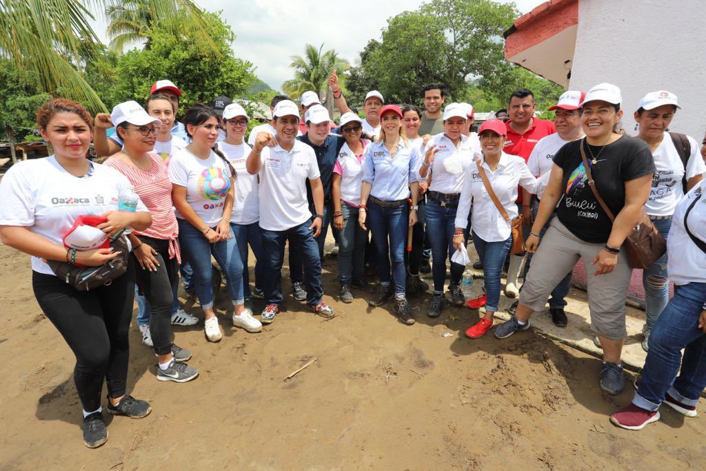 German_Espinosa's tweet photo. La Sra. @IvetteMurat y autoridades del @DIF_Oaxaca, visitaron el municipio de Barra de Copalita, en la región de la Costa. Se avanza en la limpieza de calles y casas, remoción de escombros y entrega de apoyos.
#VaPorOaxaca https://t.co/ymZziIWaTU