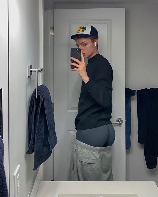 My butt’s falling out ? https://t.co/x87XQoXxmL