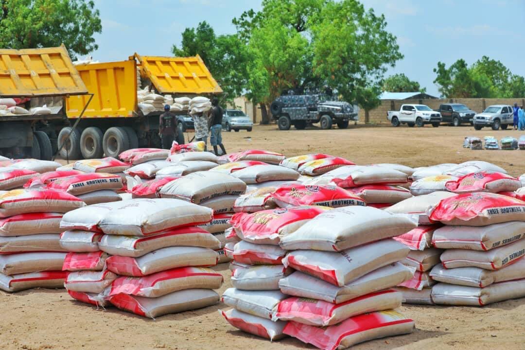 OvieNews's tweet photo. Zulum resettles 2,500 IDP families into their 
newly state-constructed homes in Kirawa Borno. The Prof @ProfZulum helped disbursed N120m with each head of household getting N100,000 and their women N20,000, wrapper ,bags of rice and maize grill. Kirawa was deserted for 6 years. https://t.co/c99fn83nAT
