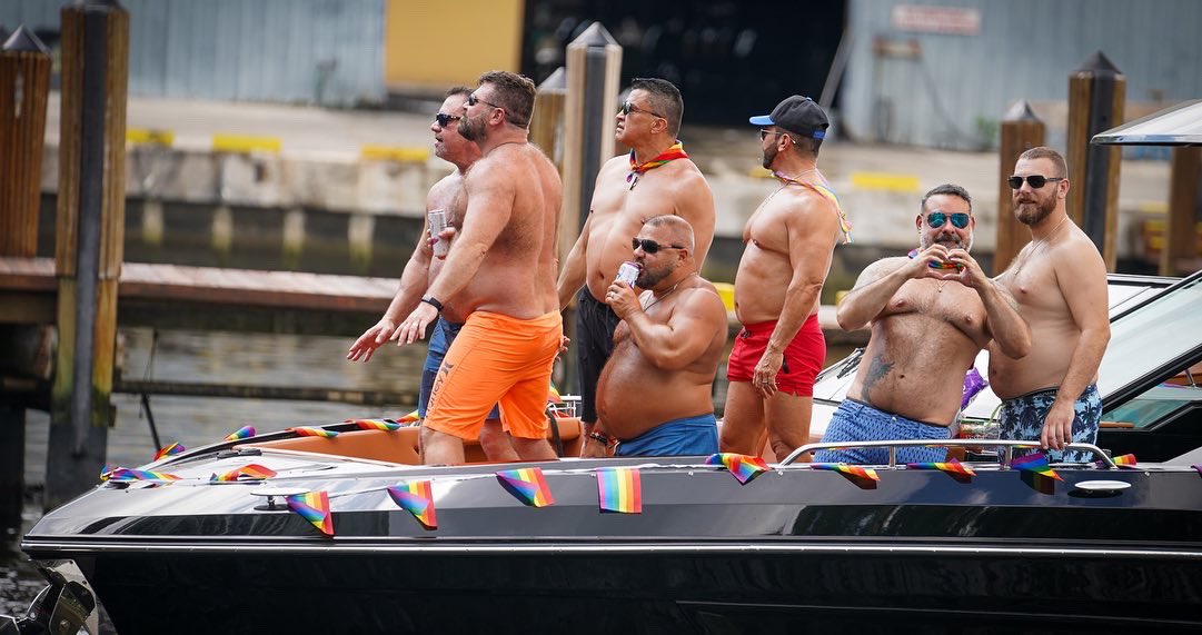 FTLCityNews's tweet photo. #PrideFTL #Floatilla 🏳️‍🌈 https://t.co/X7AP4j8BOW