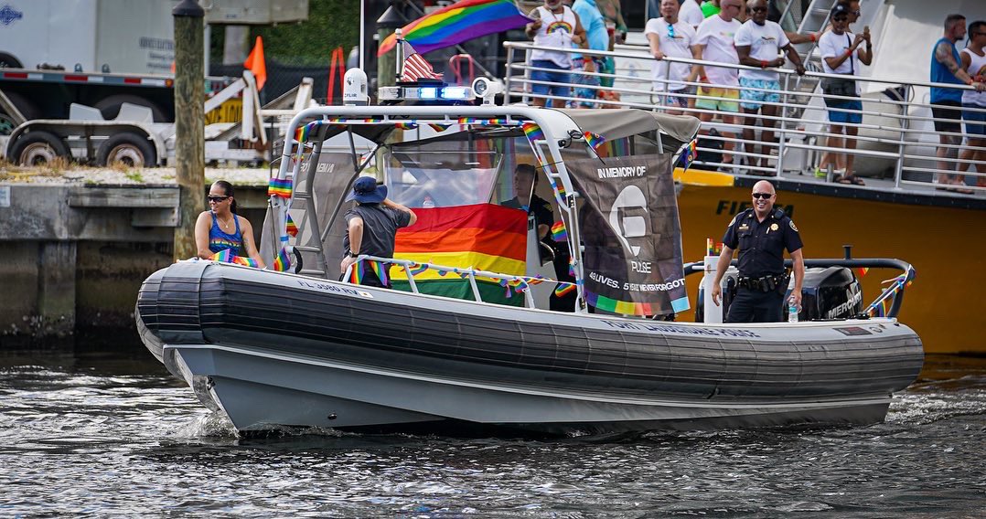 FTLCityNews's tweet photo. #PrideFTL #Floatilla 🏳️‍🌈 https://t.co/X7AP4j8BOW