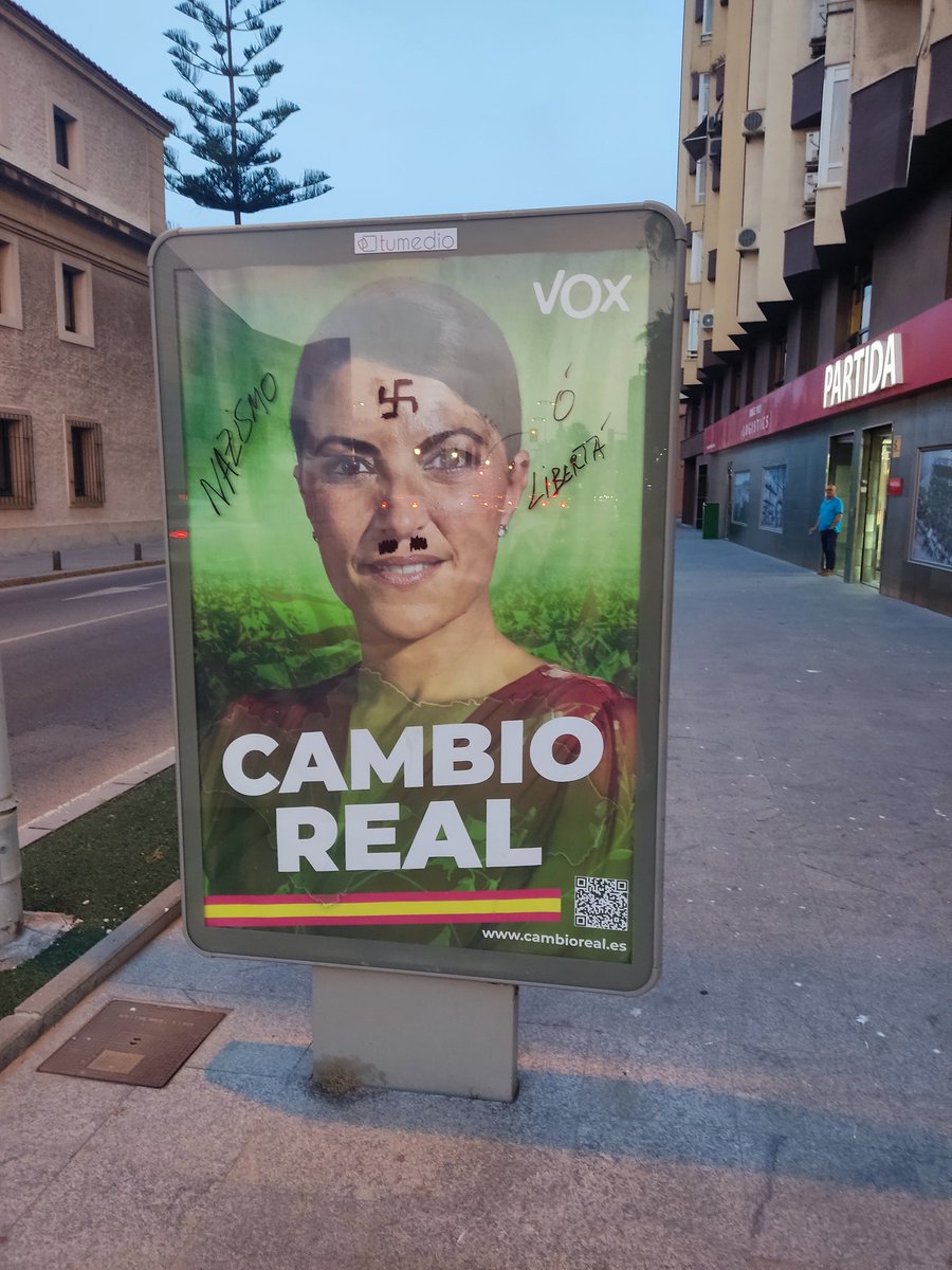 BleckMonster23's tweet photo. Alguien en Algeciras no está muy de acuerdo con Vox 
La verdad se lo podrían ahorrar https://t.co/kbpPLcAmU5