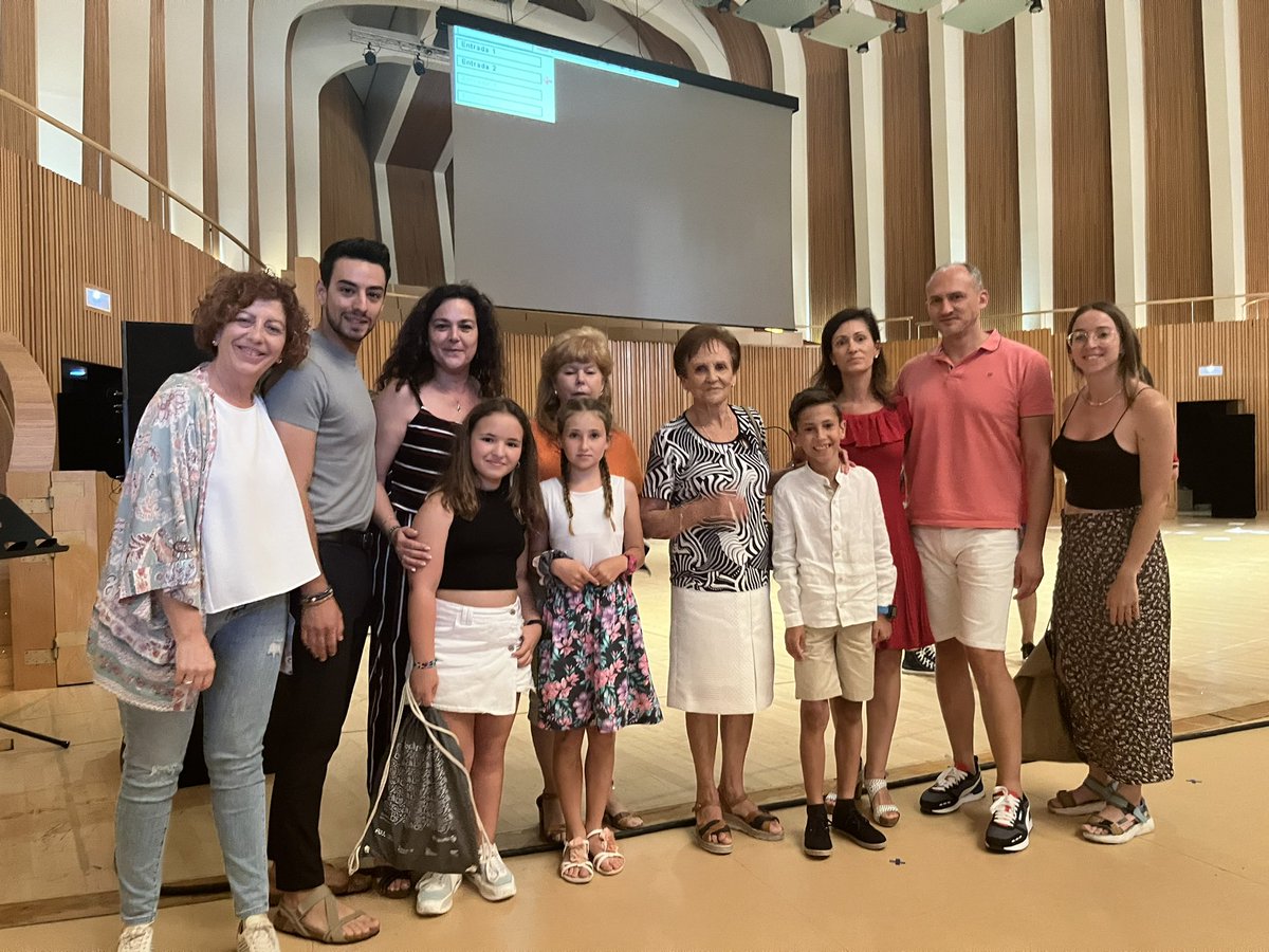 Rafelbunyol_Ajt's tweet photo. 🏅Enhorabona a Ismael i Valeria per la participació en el Certamen de lectura en Veu Alta #DeVivaVeu i a la suplent Júlia.

👏🏼 Gràcies a les famílies i al professorat dels CEIP Els Germanells i Verge del Miracle pel suport i el foment de la lectura. 

#JoLligRafelbunyol 
#JoLlig https://t.co/of4QIFyyCH