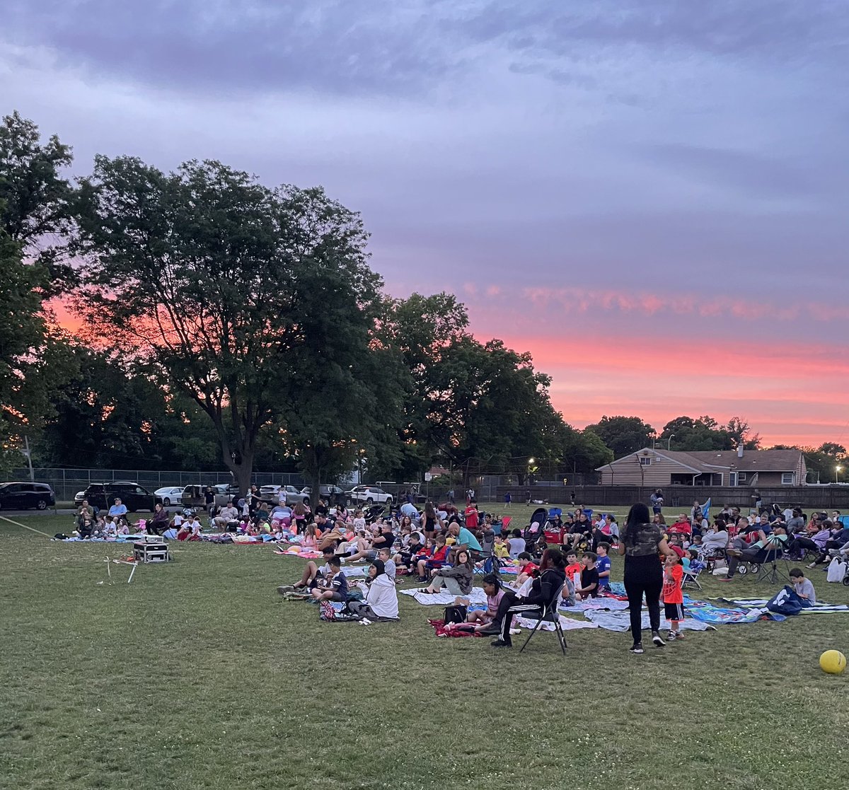 Willow’s family movie night. A perfect family night watching Sonic the Hedgehog outdoors. Perfect way wrap up to school year 💚💛🎥🍿<a href="/WillowRoadVS13/">Willow Road School</a> <a href="/VS13UFSD/">ValleyStream13UFSD</a>