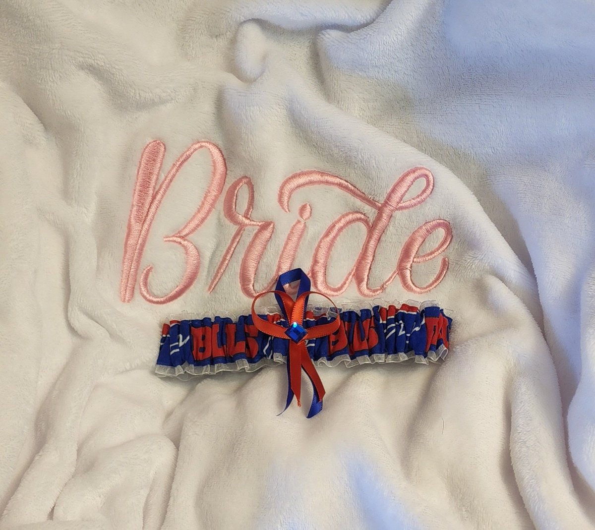 billsbabe9301's tweet photo. 35 days!!!! Custom garder came today!!!! 
#BillsMafia #billsmafiababe #bridetobe https://t.co/x2wcx36afO