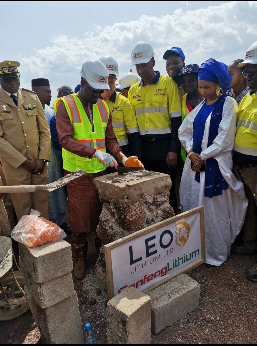 Sans polémique, le Mali détiendra dans la mine de lithium 20% du capital (cf Code minier 2019).A cela, s’ajoutent les retombées en termes de taxes et contributions à l’économie.En somme plus de 60% de la valeur ajoutée pour le Mali et moins de 40% pour l’investisseur.Bon deal 🇲🇱