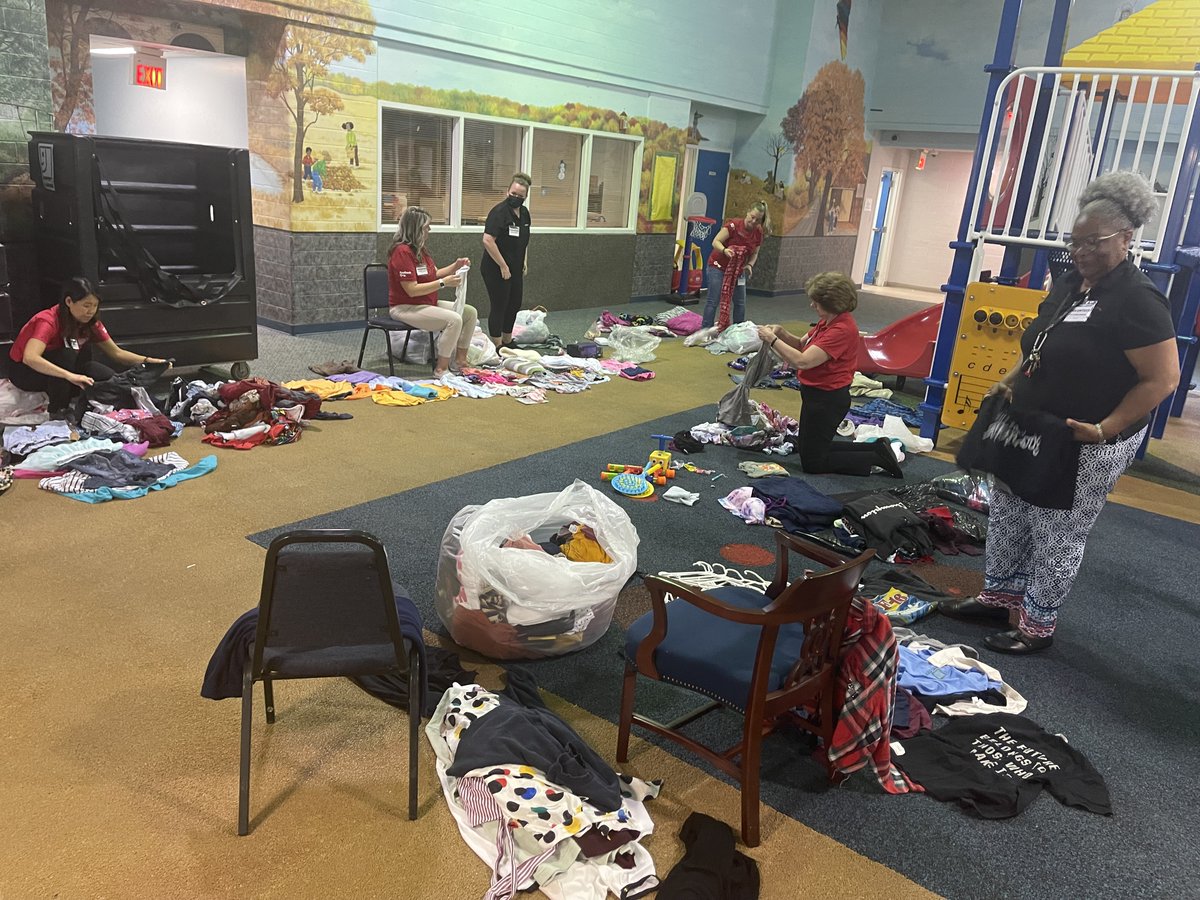 ywcadayton's tweet photo. Thanks @keybank & @Deloitte for choosing #YW as your service day location. 15 volunteers gave 112+ hours to help sort community donations in our Hope's Closet. Thank you!! 🧡
#NeighborsMakeTheDifference #KeyBankNMDD #ImpactDay #ImpactThatMatters #ServiceSaturday https://t.co/bHM5jMkrDs