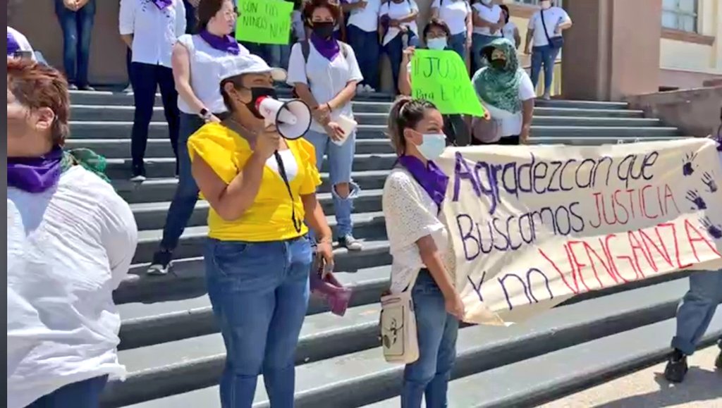 tonypresss's tweet photo. Con una marcha y manifestación frente al @gobtam una madre de familia exige justicia para su niña de 4 años que fue atacada sexualmente en el "International College", ubicado en el 20 Bravo y Allende de #CdVictoria #Tamaulipas la @FGJ_Tam no hace nada
@IrvingBarriosM https://t.co/VRW8TVNM2p