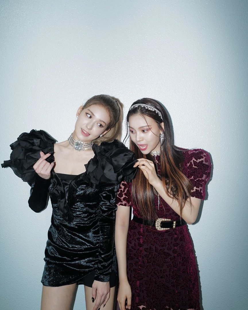 Antes de que empezara todo el espectaculo me robé a la más bonita de LESVIES cs the #𝔽ever𝕊eason𔘓𝚌𝚊𝚕𝚕  es lo más esperado por mi so I'm like #炎热的夏季_vibēs 🪩♡ Por su puesto un besito a todas en la #熱帶之夜w𝐋𝐄𝐒𝐕𝐈𝐄𝐒🏝️ ilysm ☆!

𓏲 ♡˖ ࣪ Into ☃️  #𝒟esiㅡSeason