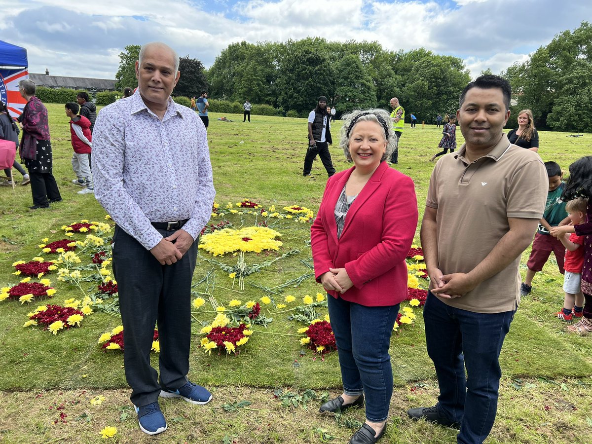 Really enjoyed helping with the flower carpet in Crowcroft Park today. A wonderful programme of events organised by Longsight Art Space @proforma_ for the Jubilee @cllrabidchohan @RahmanCllr